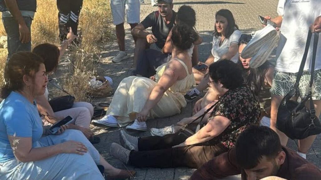 Kahta’da turistleri taşıyan minibüs devrildi: Çok sayıda yaralı var